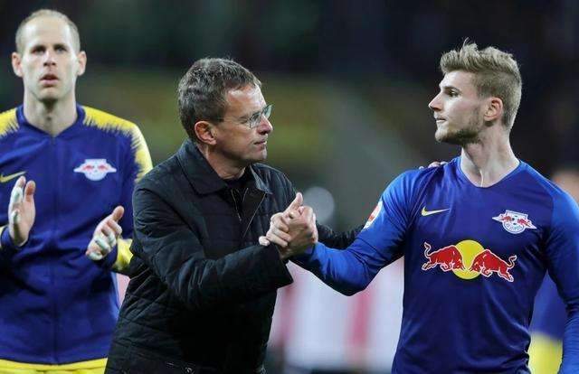 支持球队！欧文坐在场边观看独行侠对阵湖人的比赛