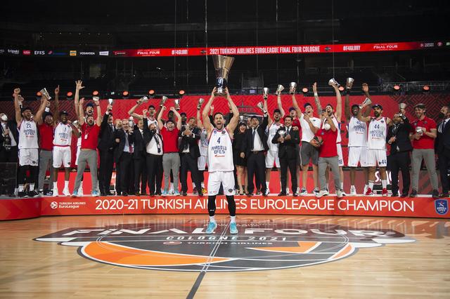 詹姆斯出战也难以领先，半场落后9分，字母哥12分3篮板！