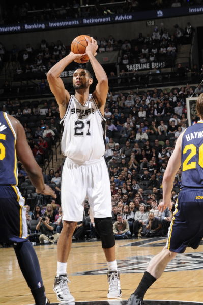 2013年DPOY，队史篮板王，2015年全明星首发。