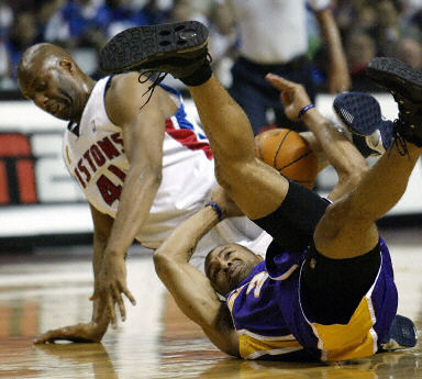 这球可惜了！杨瀚森跟进篮下未获队友传球打破得分荒