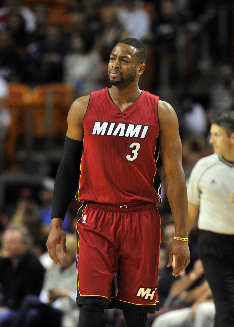 [NBA]斯玛特断球送长传 詹姆斯上反篮得分
