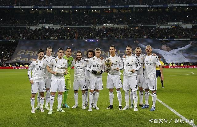 男子用手套自制钓鱼手势浮漂，看到“OK”就表示鱼已咬钩浮漂