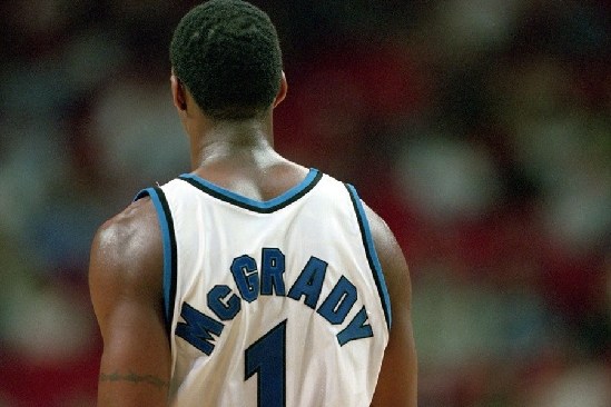 为什么球员在接捕到最后一个出局数后习惯性通过滑草动作庆祝