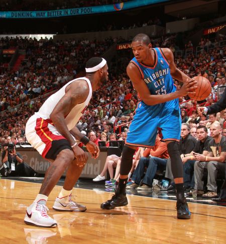 最后连失绝平三分！贺希宁19中9空砍21+8+8 三分6中0