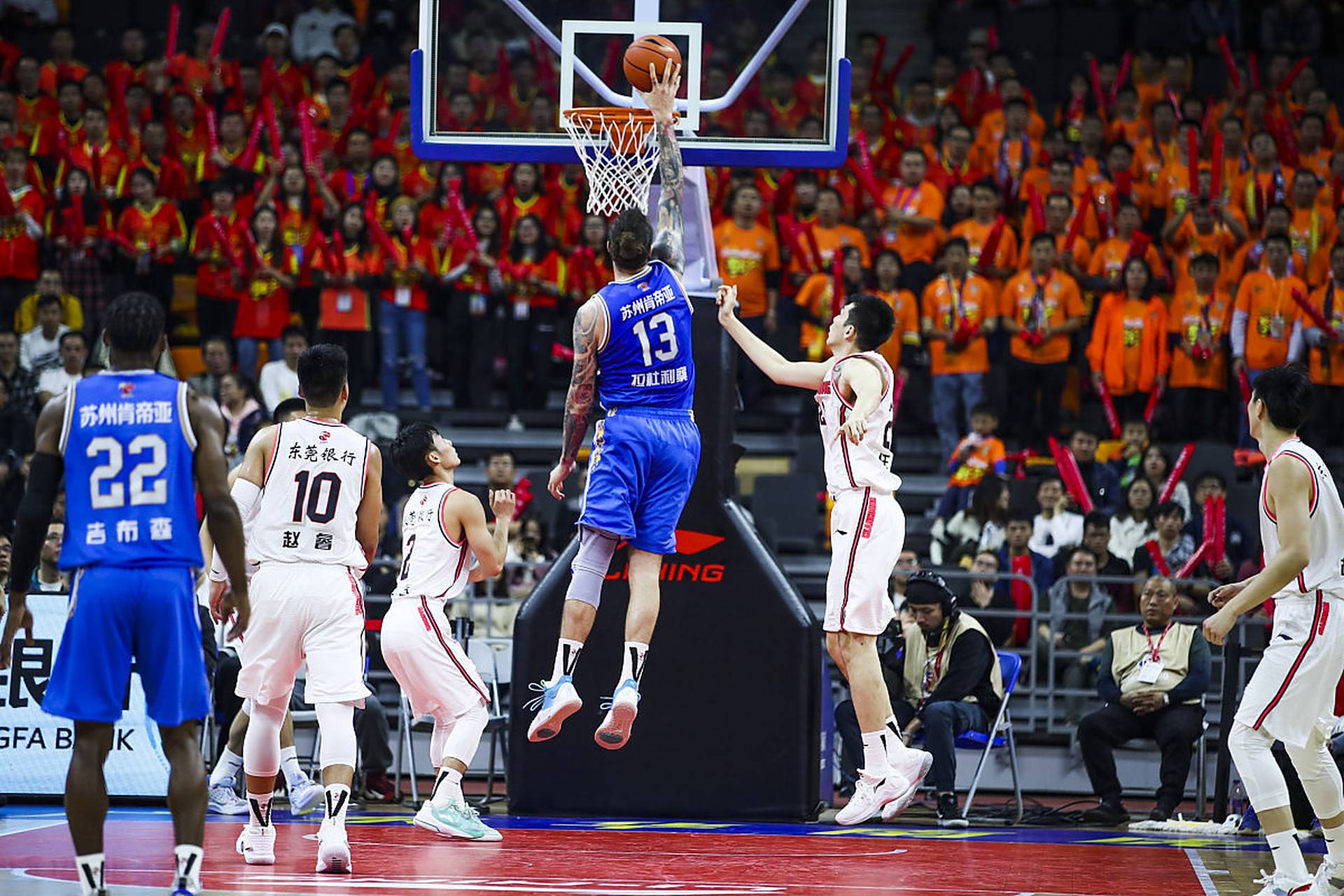 赵继伟持球单打 三分出手一箭穿心