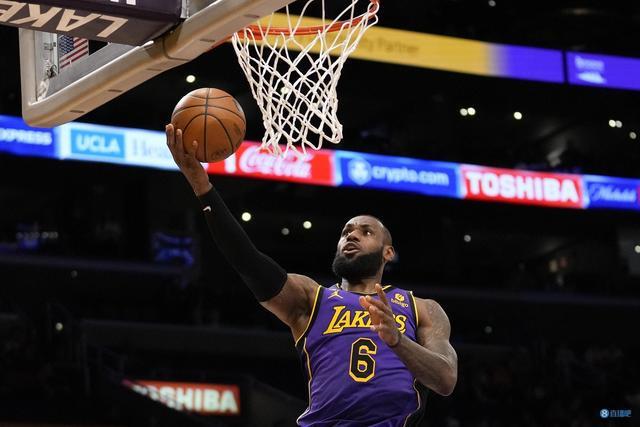 铃木一朗在 2013 年对阵红袜时击出生涯美职第 2500 支安打