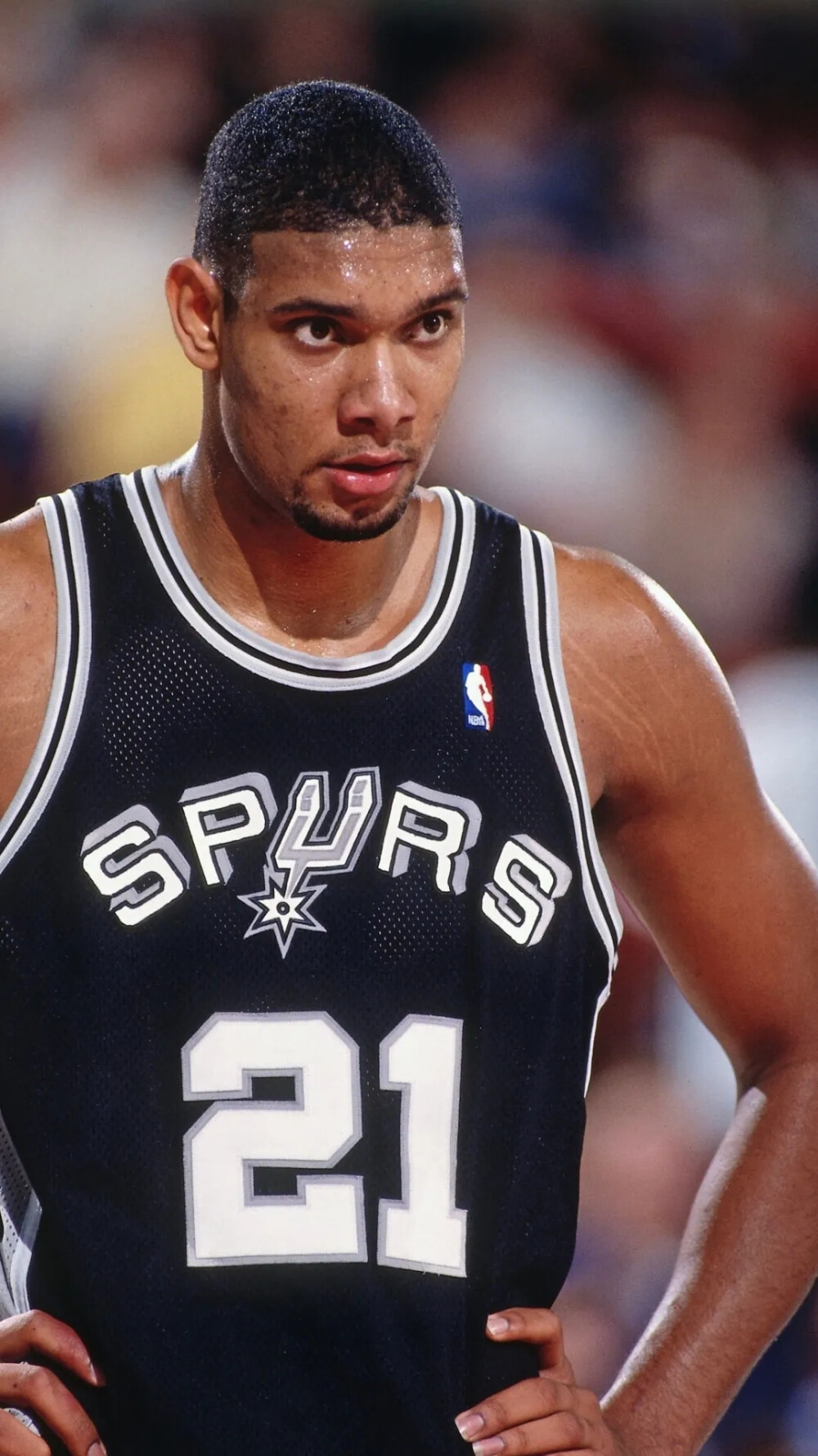 杜兰特三节28+8刷爆纪录：里程碑之夜击溃太阳 激情握拳怒吼庆祝