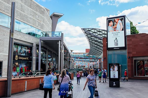 球员赛后把球衣送给癌症小球迷